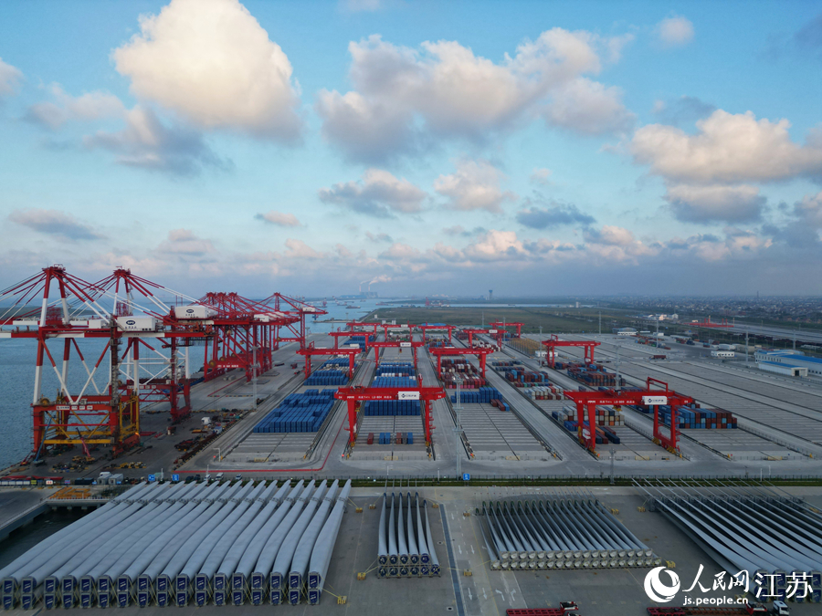 通州灣呂四起步港區(qū)“2+2”碼頭裝貨忙。人民網(wǎng)記者 王繼亮攝