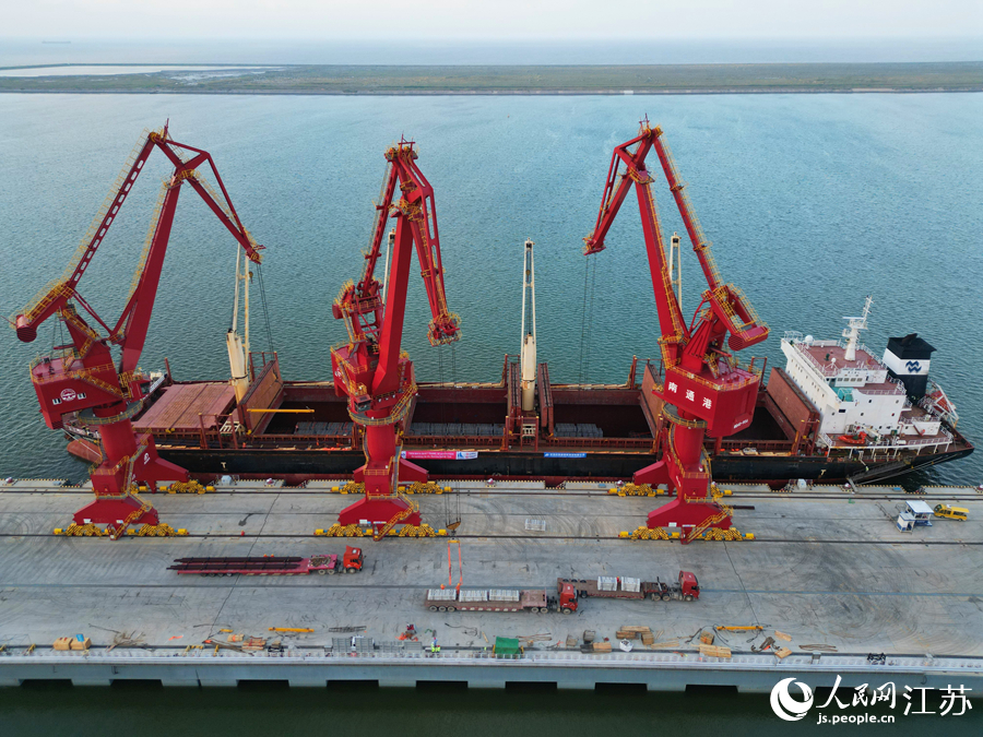 通州灣呂四起步港區(qū)“2+2”碼頭裝貨忙。人民網(wǎng)記者 王繼亮攝 
