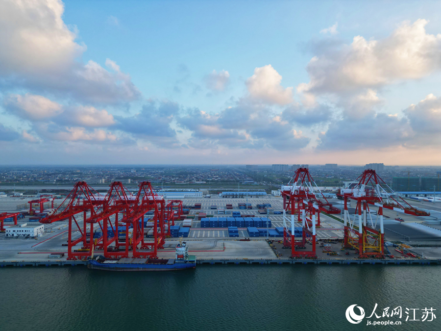 航拍通州灣呂四起步港區(qū)“2+2”碼頭。人民網(wǎng)記者 王繼亮攝