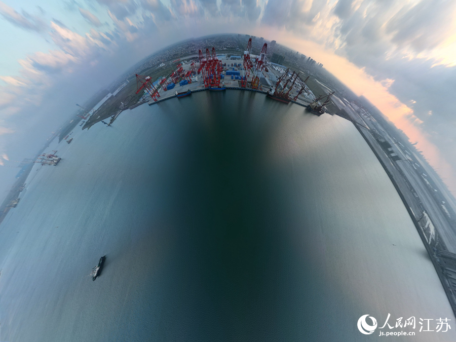 航拍通州灣呂四起步港區(qū)“2+2”碼頭。人民網(wǎng)記者 王繼亮攝