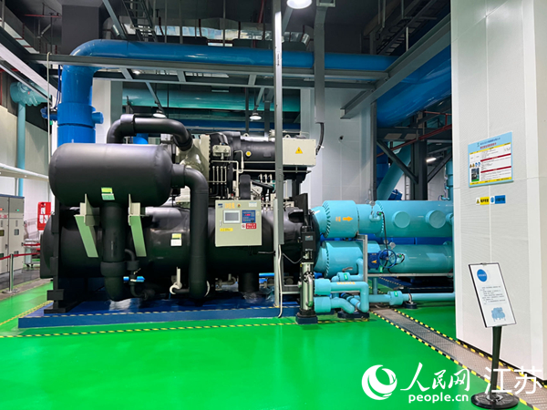 “江水空調(diào)”主機(jī)設(shè)備深埋地下12米。人民網(wǎng)記者 馬曉波攝