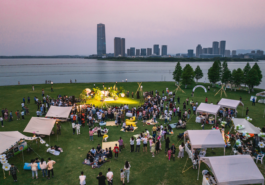 “氿畔夜集”豐富群眾精神文化生活。蔣夢(mèng)蝶攝