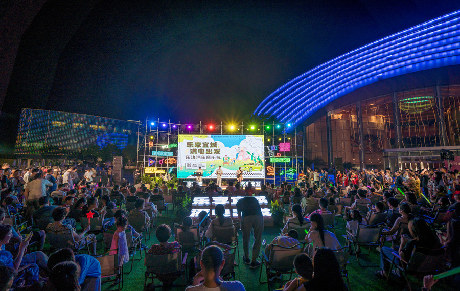 群眾觀看音樂市集演出。蔣夢蝶攝