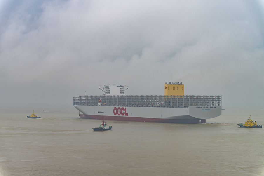 2.4萬標(biāo)箱集裝箱船舶出江試航。南通海事局供圖