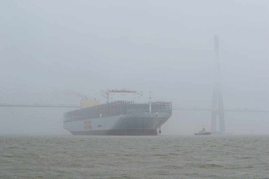 2.4萬(wàn)標(biāo)箱集裝箱船舶出江試航。南通海事局供圖