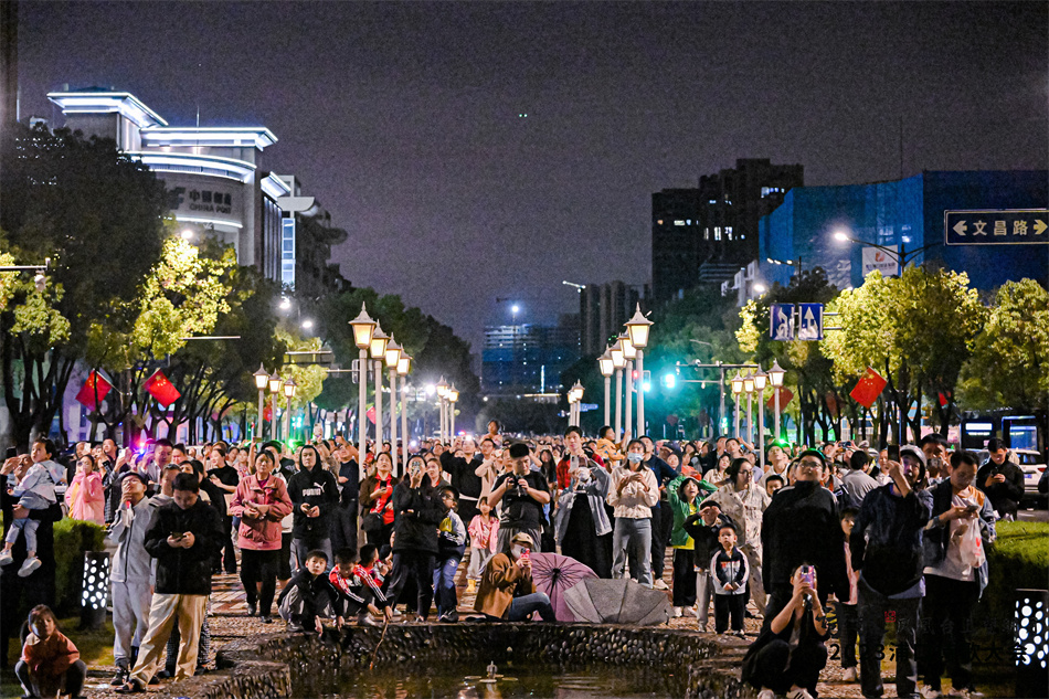 浦口區(qū)詩(shī)歌大會(huì)無(wú)人機(jī)表演吸引市民駐足觀看。浦口區(qū)委宣傳部供圖