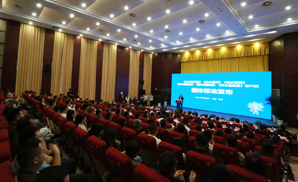 白水晶手鏈、白水晶球等六項(xiàng)團(tuán)體標(biāo)準(zhǔn)發(fā)布。張開虎攝