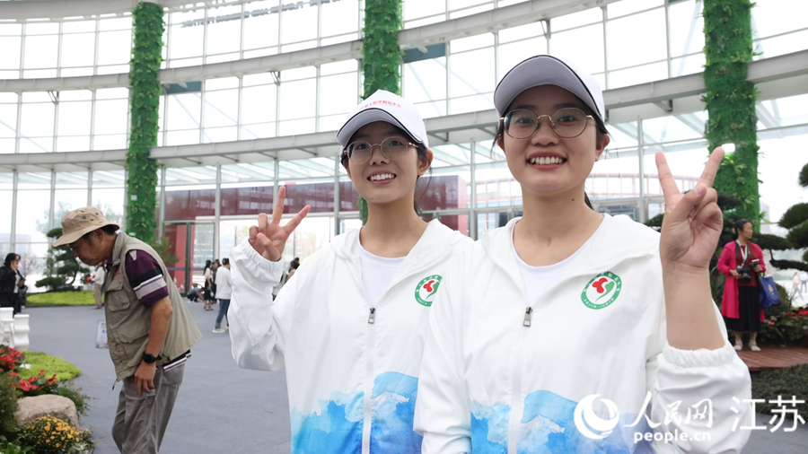 熱情大方的志愿者。人民網(wǎng)  范堯攝