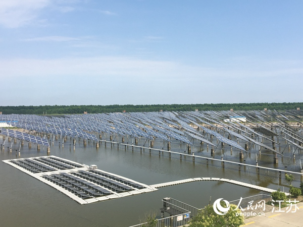 中節(jié)能東臺太陽能發(fā)電有限公司“漁光互補”光伏電站。 人民網(wǎng) 俞楊攝
