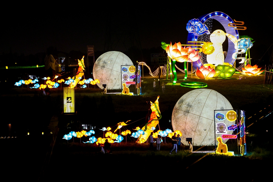 馮夢龍村內(nèi)的月球燈組。劉克茂攝