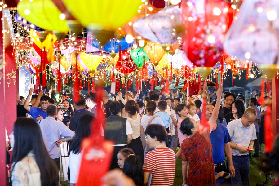 游客參與猜燈謎活動(dòng)。劉克茂攝