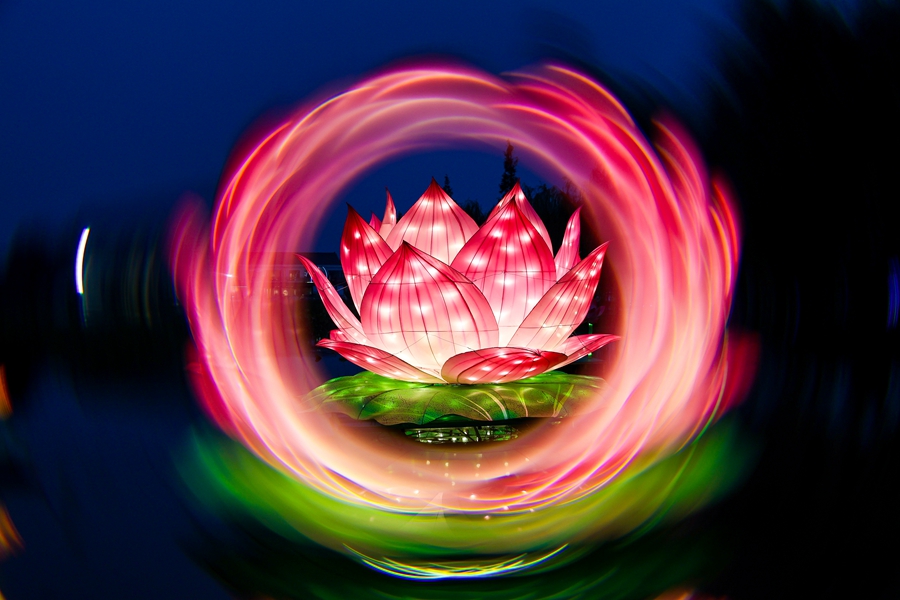 馮夢龍村內(nèi)的荷花燈。劉克茂攝