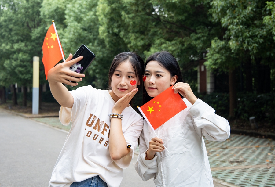 學子與國旗合影。張佳瑤攝