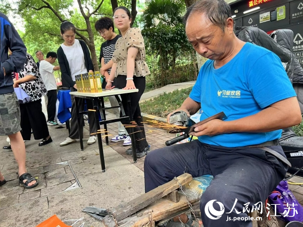 打造完整社區(qū)，磨刀、理發(fā)等便民服務(wù)定期進(jìn)小區(qū)。人民網(wǎng)記者 馬曉波攝