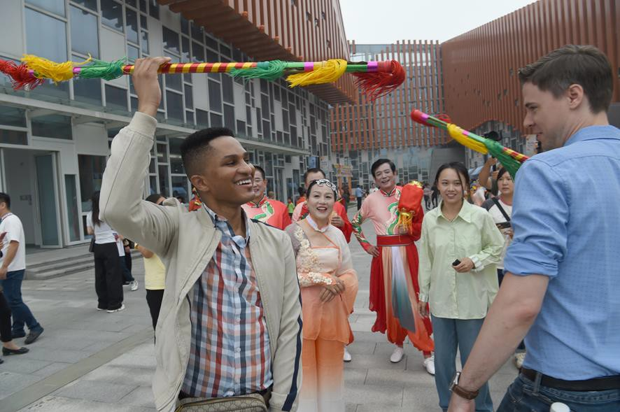 外國(guó)友人參與民俗體驗(yàn)活動(dòng)。吳俊攝