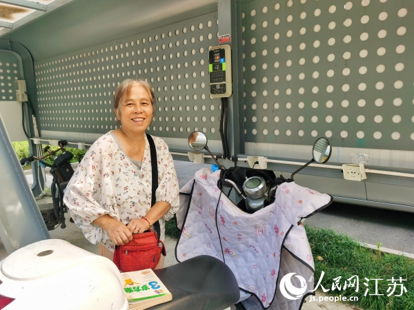 公園二村在老舊小區(qū)改造過程中配套建設(shè)了充電設(shè)施。人民網(wǎng)記者王繼亮攝