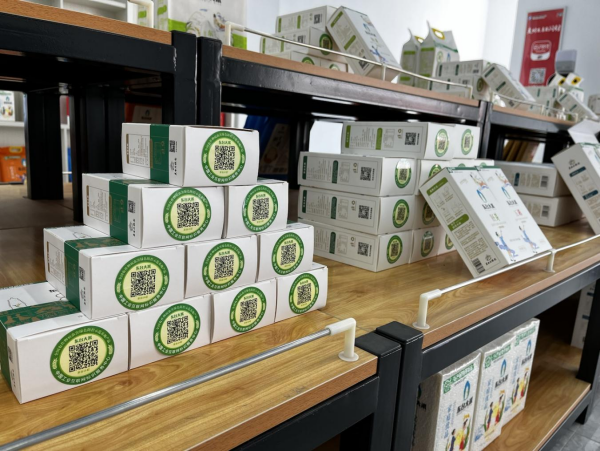 貼著標(biāo)識(shí)碼的東臺(tái)大米?？粕乒﹫D