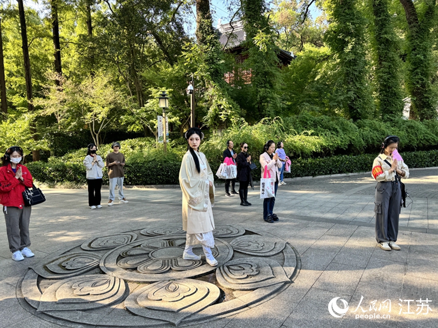 “Voice Walk聲音漫游劇”亮相棲霞山。人民網(wǎng)記者 馬曉波攝