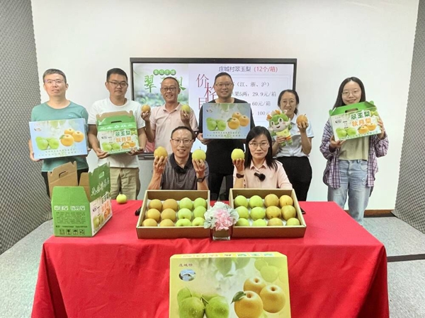 助農(nóng)直播志愿團(tuán)隊(duì)。李星穎攝