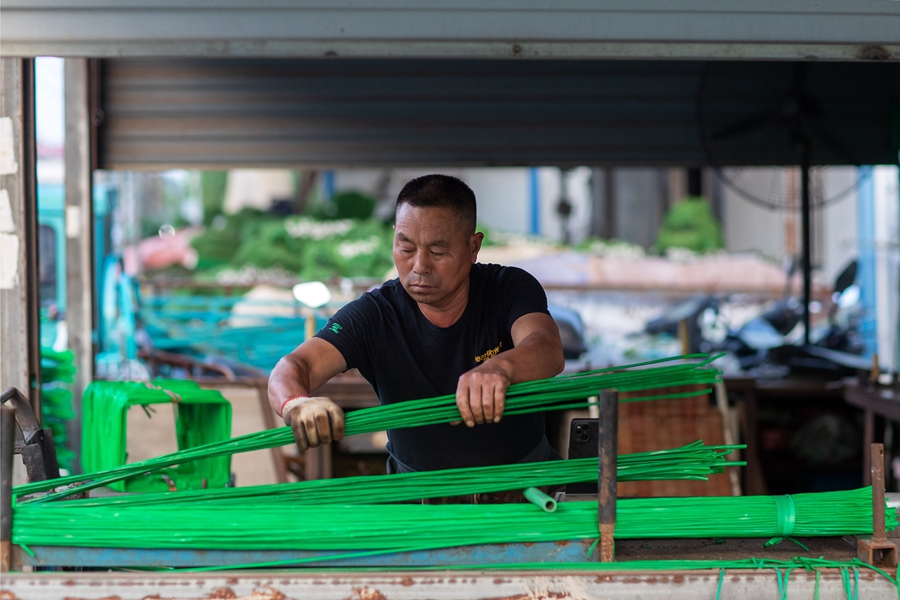 村民在制作漁網(wǎng)骨架。周社根攝