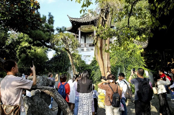 市民游客在揚(yáng)州游園。揚(yáng)州市委宣傳部供圖