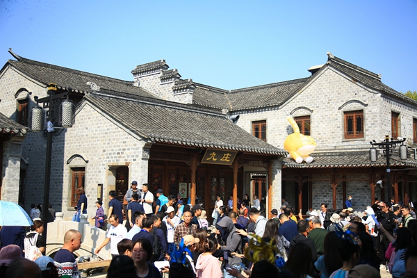 棲霞古鎮(zhèn)開(kāi)街。棲宣攝