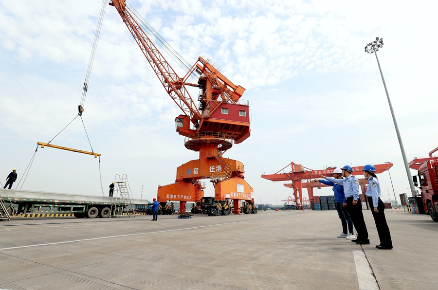 民警走進(jìn)港航單位、碼頭企業(yè)開展安全檢查。宿遷公安供圖