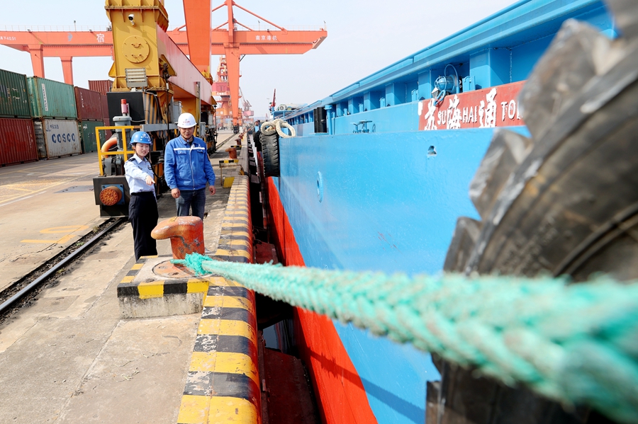 民警走進(jìn)港航單位、碼頭企業(yè)開展安全檢查。宿遷公安供圖