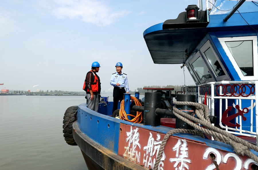 民警走進港航單位、碼頭企業(yè)開展安全檢查。宿遷公安供圖