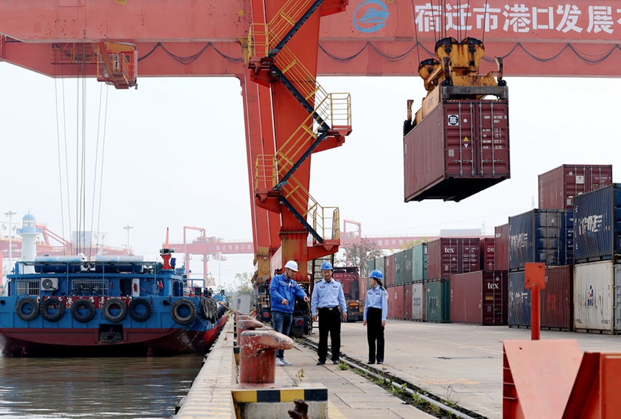 4.民警走進(jìn)港航單位、碼頭企業(yè)開展安全檢查。宿遷公安供圖