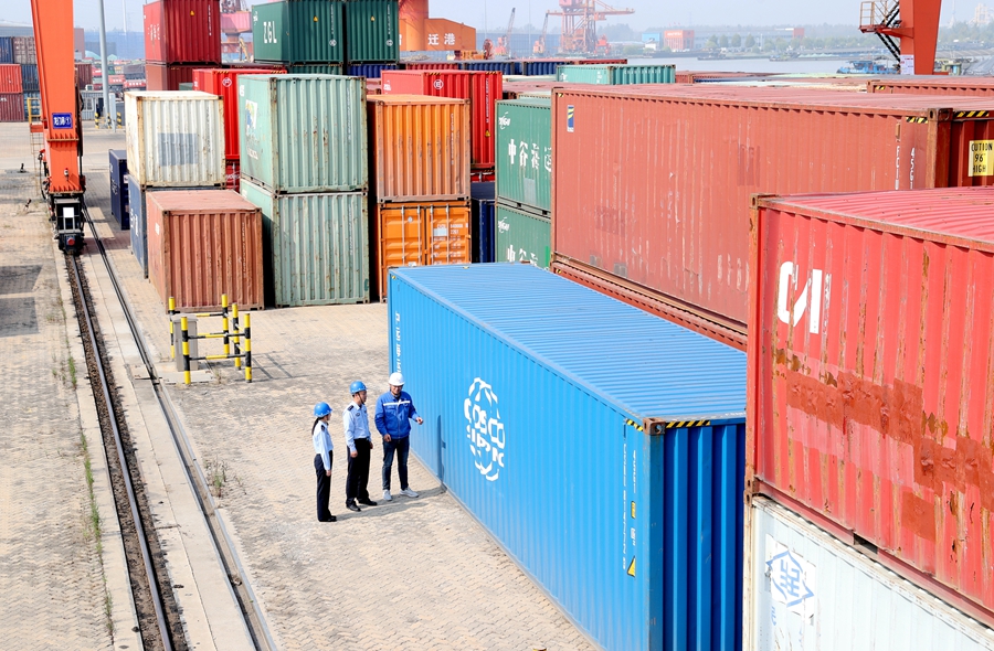 民警走進(jìn)港航單位、碼頭企業(yè)開展安全檢查。宿遷公安供圖