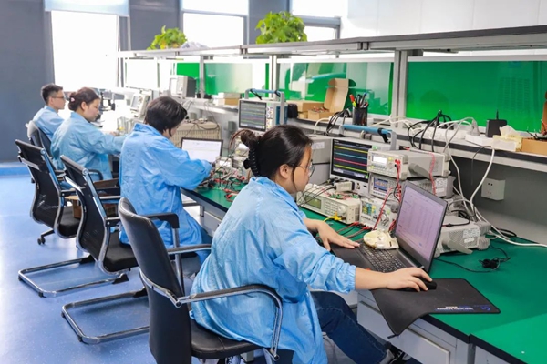 員工測試碳化硅晶片 天寧經(jīng)開區(qū)供圖