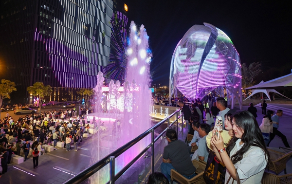 “西城·夜未央”音樂街區(qū)開街。段仁虎攝