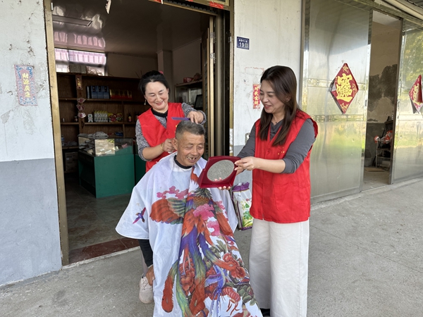 志愿者給老人理發(fā)。焦紅霞攝