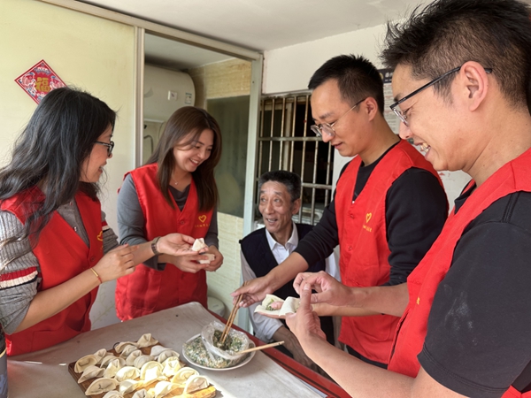 志愿者給老人測(cè)量血壓。焦紅霞攝