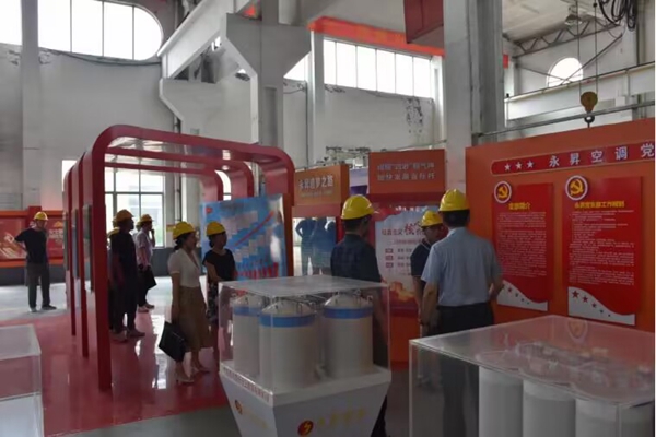 泰興產(chǎn)業(yè)服務(wù)團赴企業(yè)開展“登門三問”活動。泰興市委組織部供圖