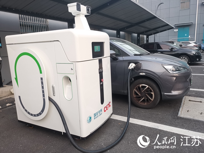 在無錫高新區(qū)生產并應用的充電巡檢機器人。人民網記者 張玉峰攝