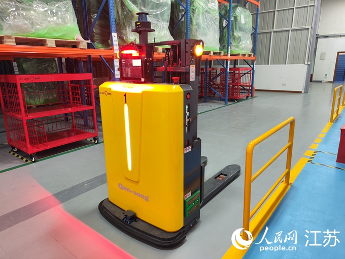 物流企業(yè)使用無人駕駛叉車作業(yè)。人民網記者 張玉峰攝