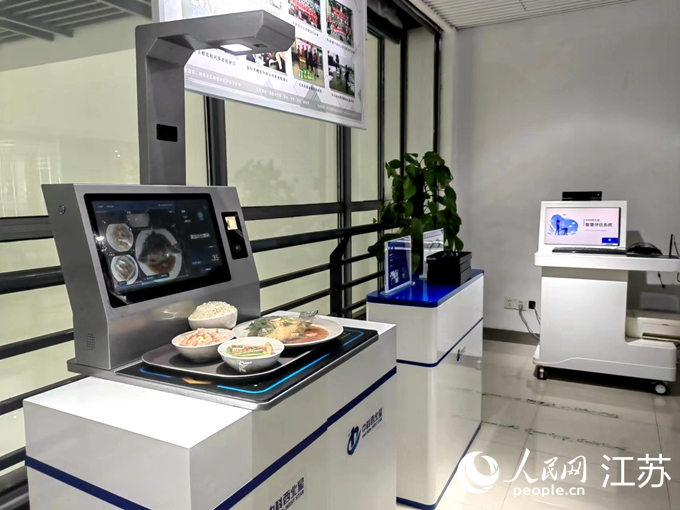 無錫高新區(qū)企業(yè)生產的智能助餐機等智能養(yǎng)老設備。人民網記者 張玉峰攝