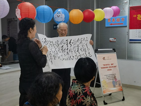 10月19日上午，江寧區(qū)湯山街道路西村新時(shí)代文明實(shí)踐站開(kāi)展“我們的節(jié)日·重陽(yáng)”主題活動(dòng)。湯山街道供圖