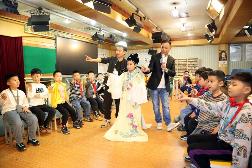 靖江實(shí)驗(yàn)學(xué)校戲曲社團(tuán)課。顧怡涵攝