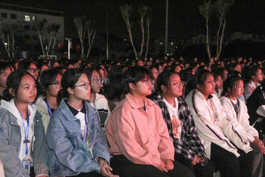 學(xué)生觀看戲曲表演。于洋攝