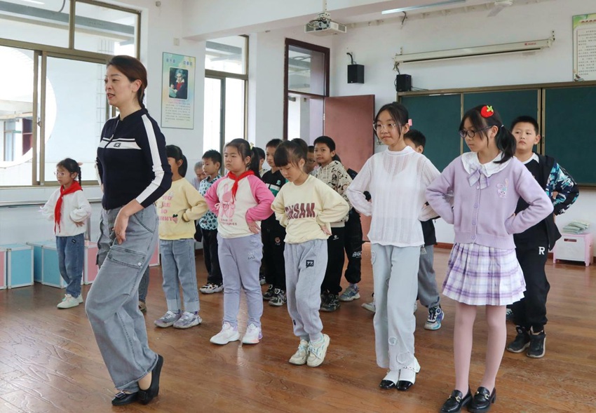 學(xué)生們學(xué)習(xí)戲曲動(dòng)作。顧怡涵攝