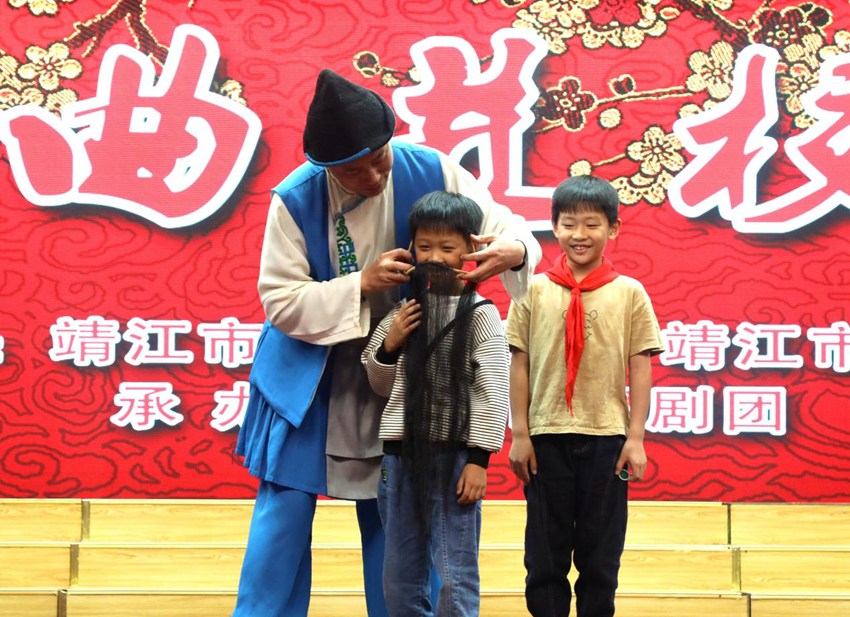 學生試戴戲曲配飾。吳蒙蒙攝