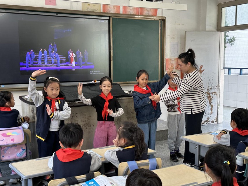 老師教學生戲曲動作。顧怡涵攝