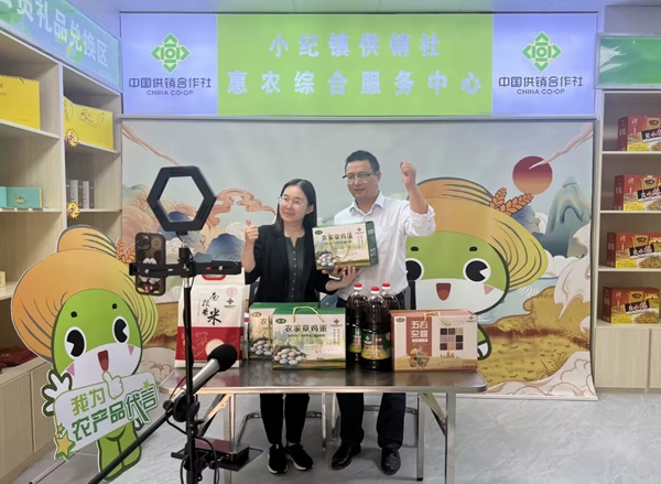 主播在“農(nóng)特產(chǎn)品直播間”開展直播帶貨活動。江都煙草供圖