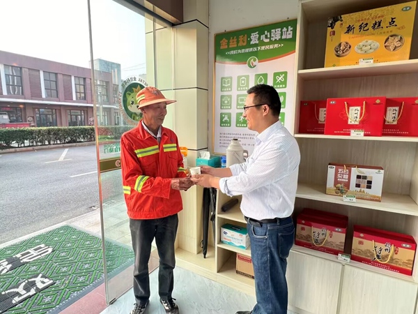 “愛心驛站”為環(huán)衛(wèi)工人提供熱水和休息場所。江都煙草供圖