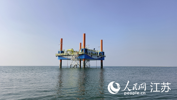 秦山島東部海域國家級海洋牧場示范區(qū)綜合管護平臺。人民網(wǎng) 張瀚天攝