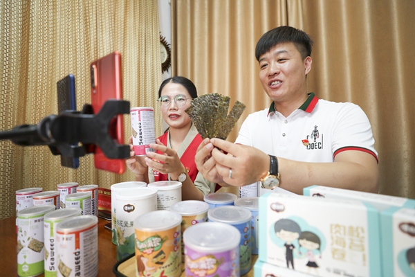 電商主播正在直播銷售海產(chǎn)品。石橋鎮(zhèn)供圖