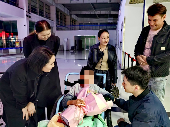 10月28日晚，康復(fù)回家的木扎帕爾。郭義富攝